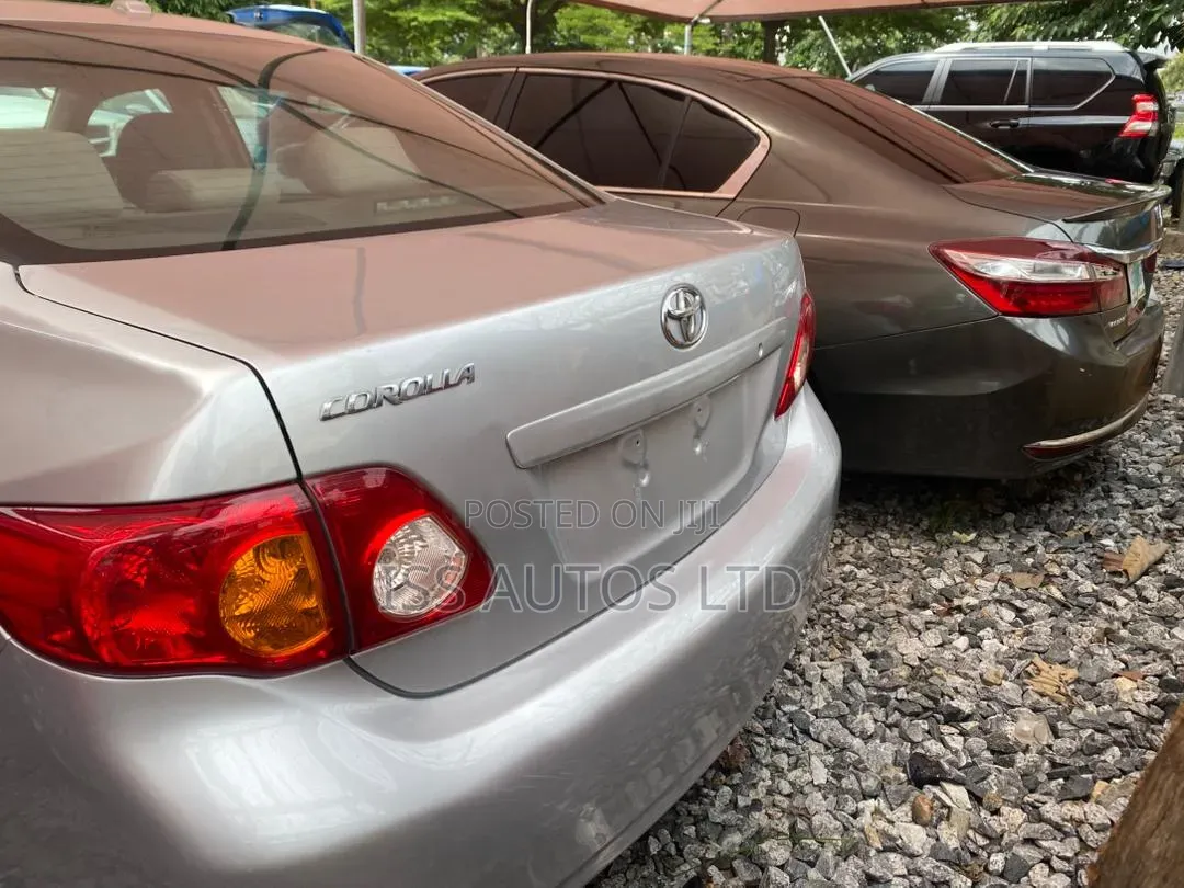 Toyota Corolla LE 4dr Sedan (1.8L 4cyl 4A) 2010 Silver