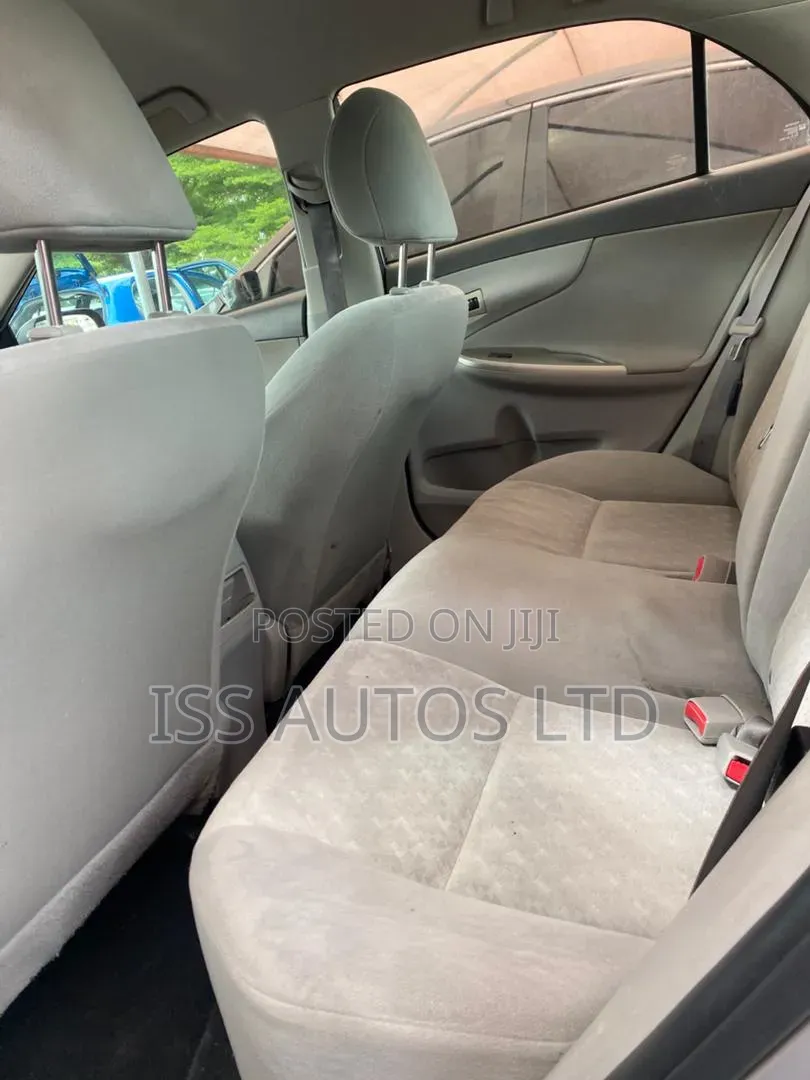 Toyota Corolla LE 4dr Sedan (1.8L 4cyl 4A) 2010 Silver
