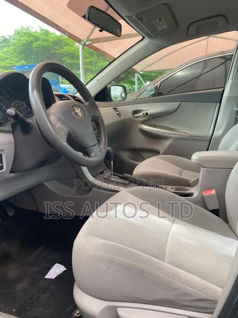 Toyota Corolla LE 4dr Sedan (1.8L 4cyl 4A) 2010 Silver