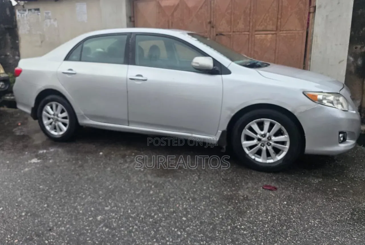 Toyota Corolla LE 4dr Sedan (1.8L 4cyl 4A) 2010 Silver