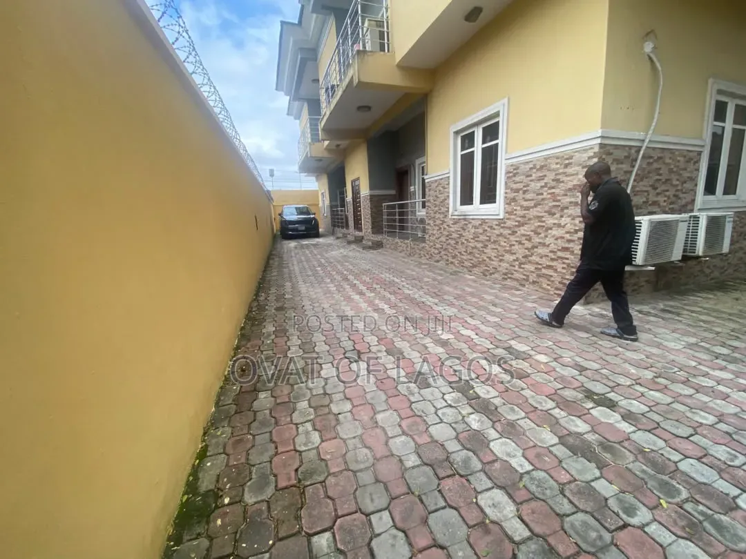 2bdrm Apartment in Lekki Phase 1 for rent