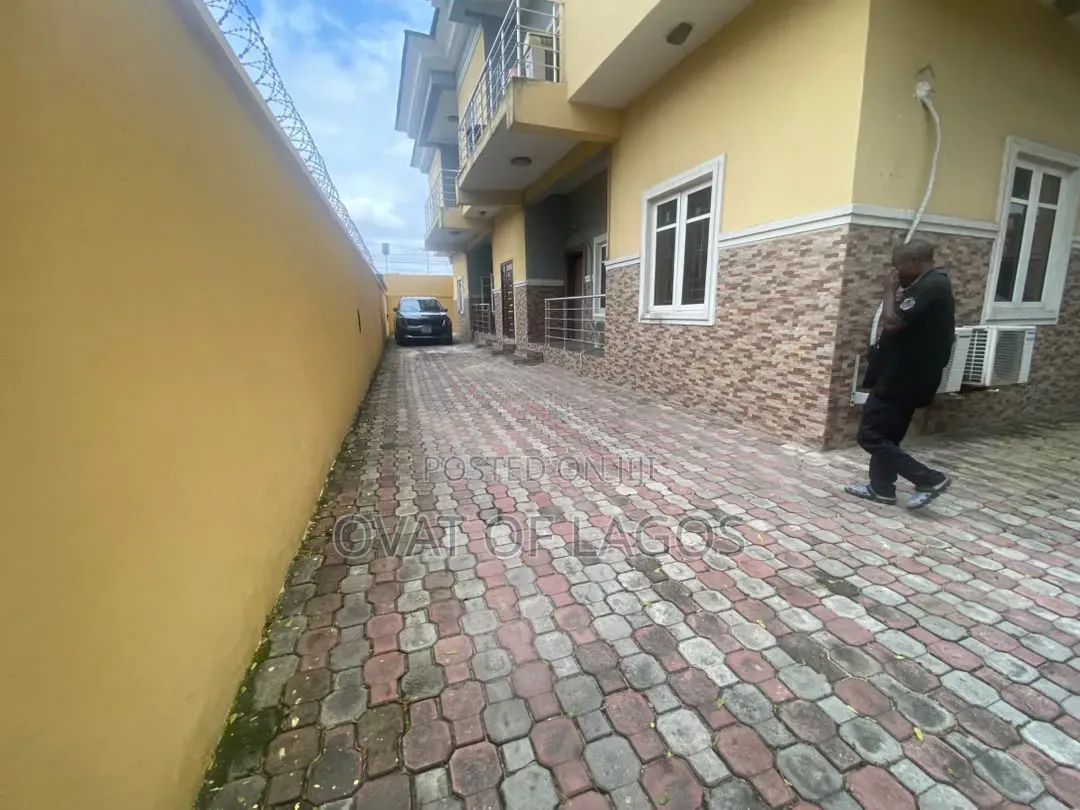 2bdrm Apartment in Lekki Phase 1 for rent