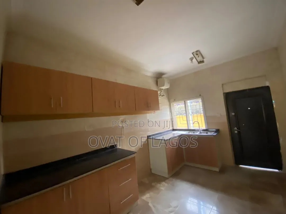 2bdrm Apartment in Lekki Phase 1 for rent