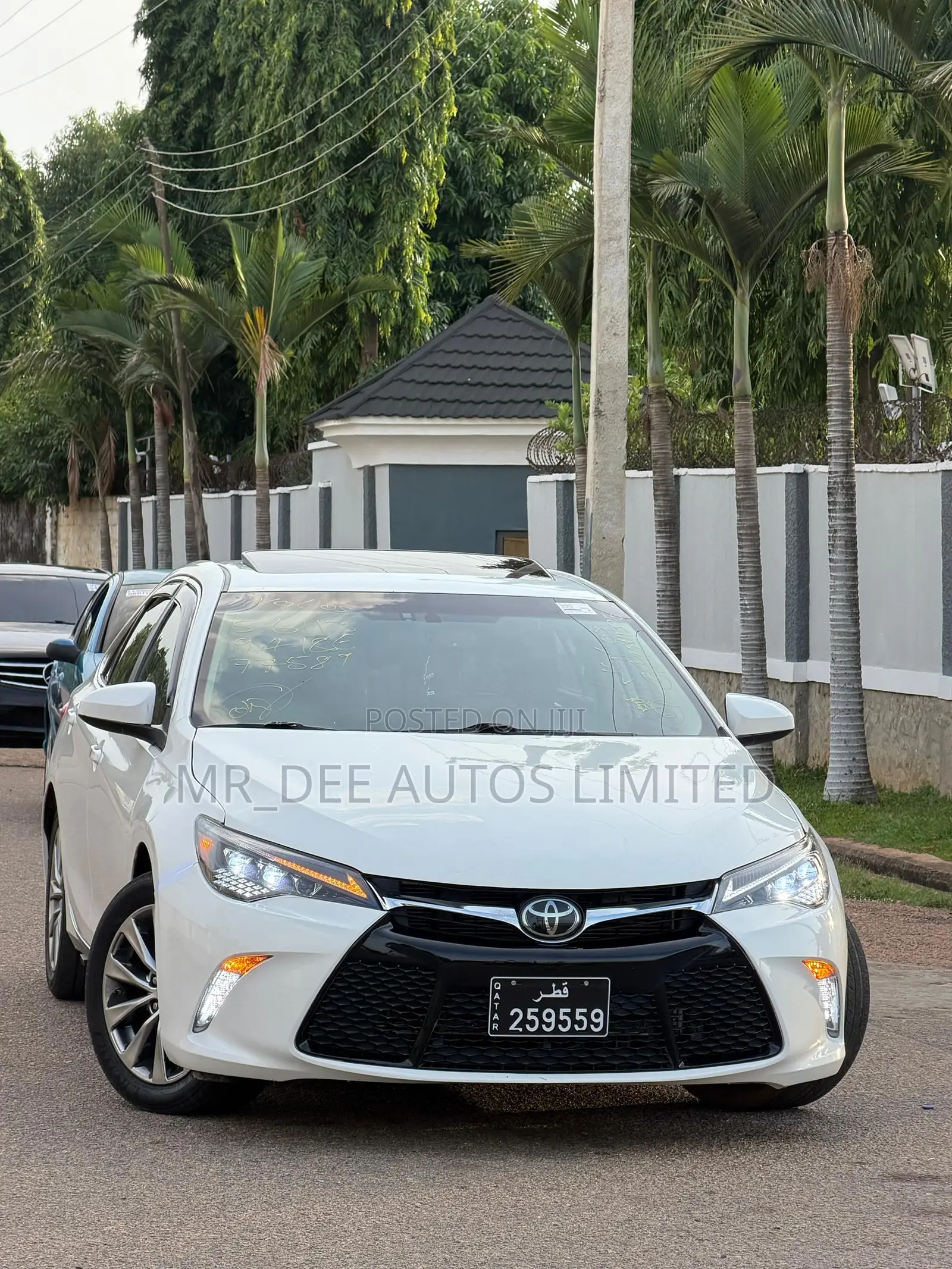 Toyota Camry XLE V6 4dr Sedan (3.6L 6cyl 6A) 2016 White