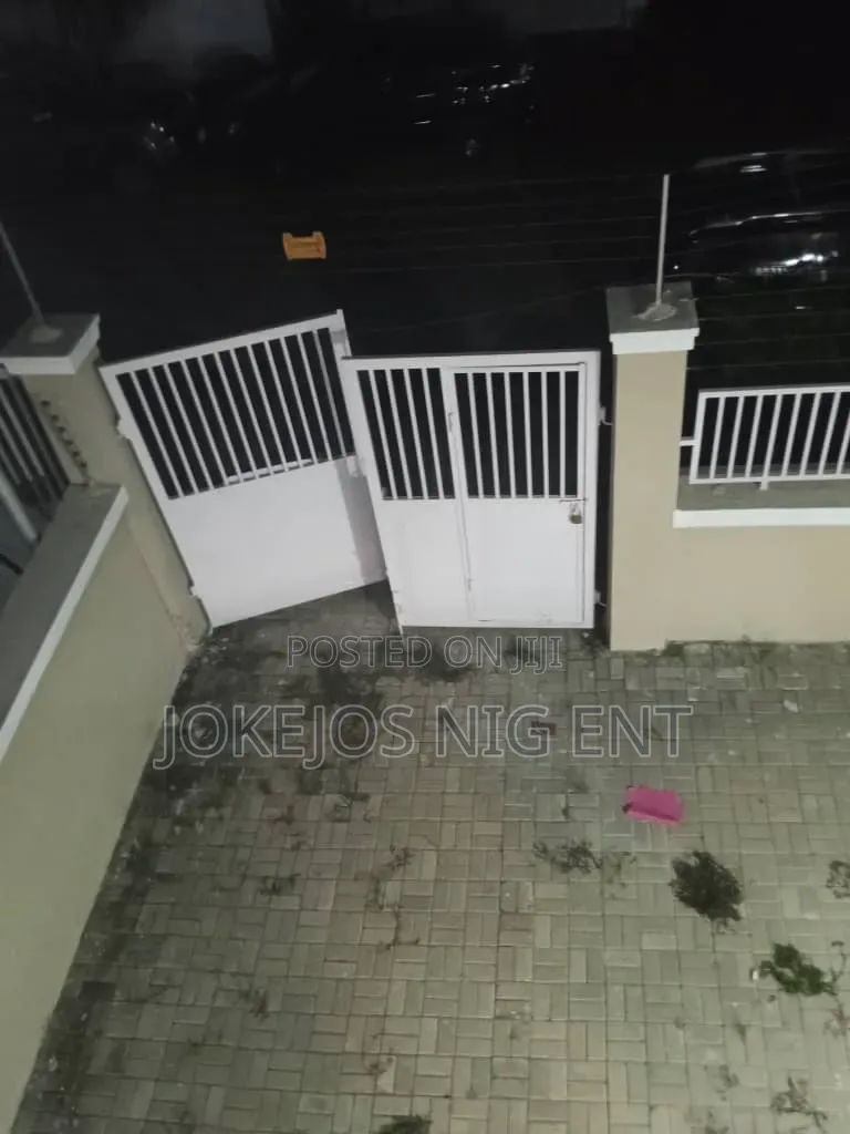 4bdrm Townhouse / Terrace in Orchid Road, Off Lekki-Epe Expressway