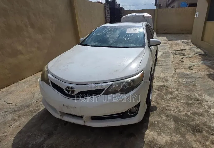 Toyota Camry SE 4dr Sedan (2.5L 4cyl 6A) 2012 White