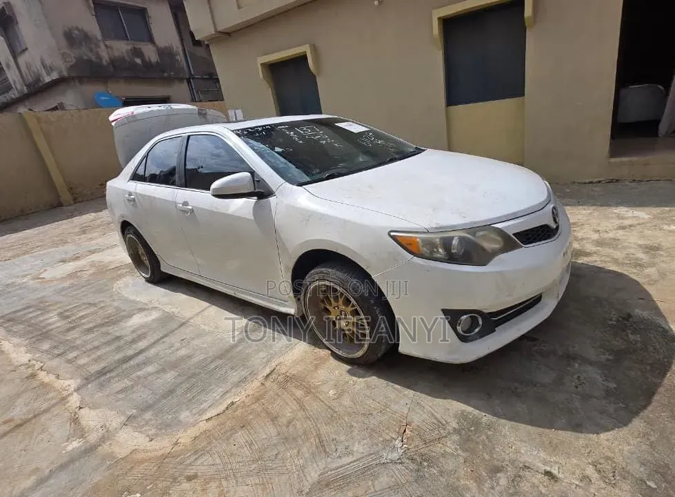Toyota Camry SE 4dr Sedan (2.5L 4cyl 6A) 2012 White