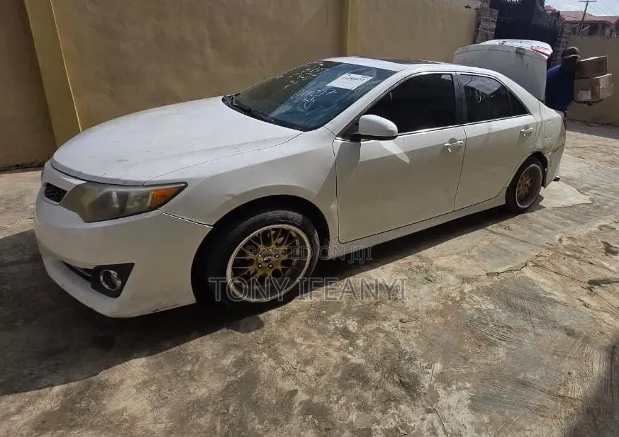 Toyota Camry SE 4dr Sedan (2.5L 4cyl 6A) 2012 White