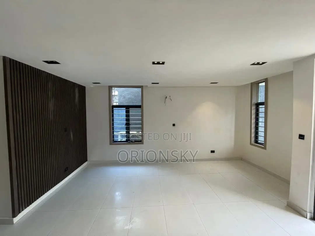 3bdrm Duplex in Millenuim/UPS for sale