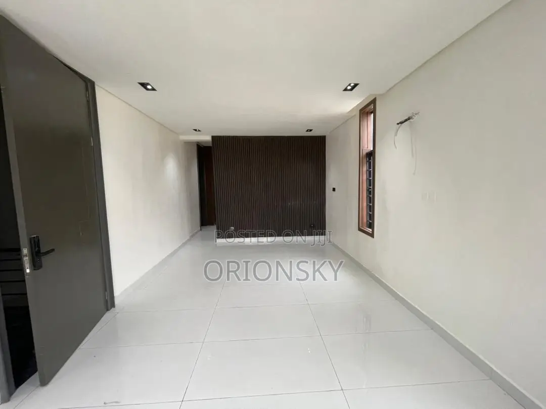 3bdrm Duplex in Millenuim/UPS for sale
