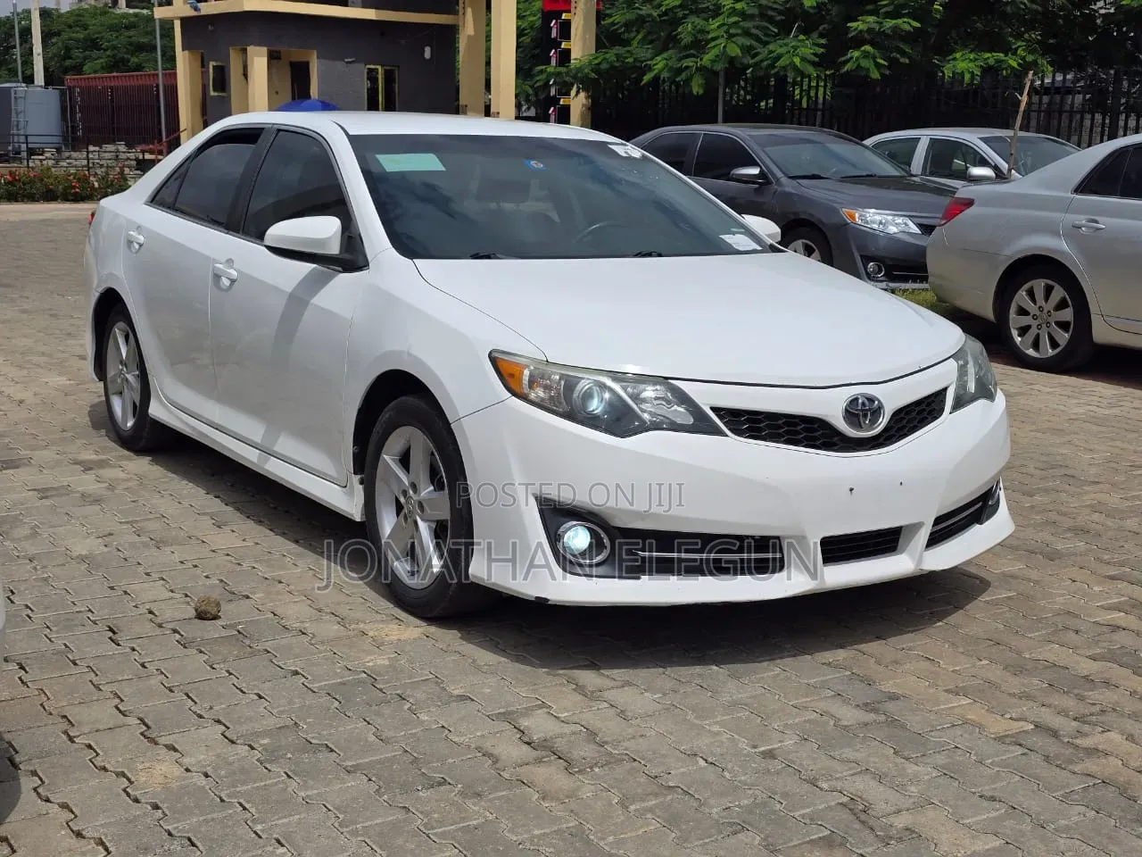 Toyota Camry SE 4dr Sedan (2.5L 4cyl 6A) 2013 White