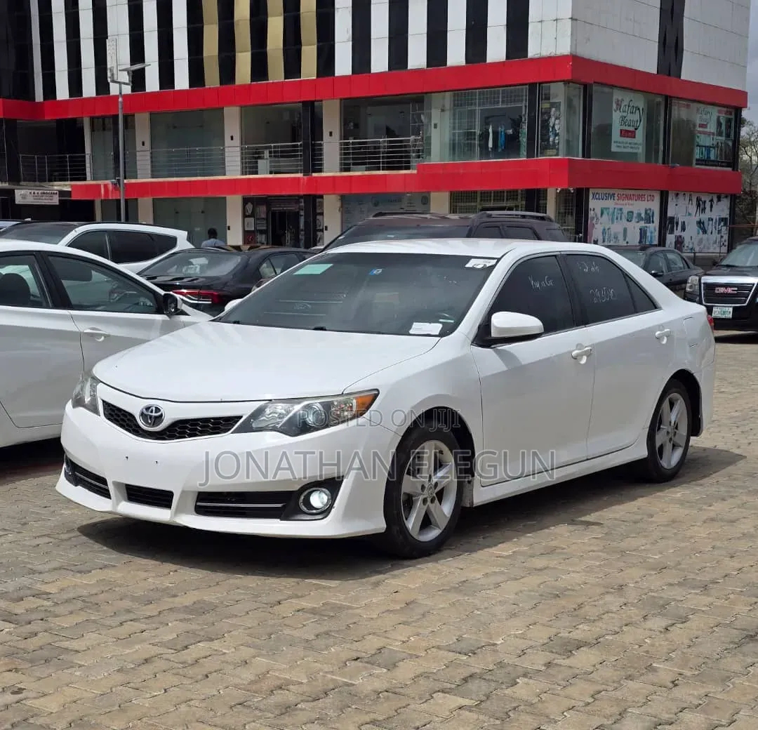 Toyota Camry SE 4dr Sedan (2.5L 4cyl 6A) 2013 White