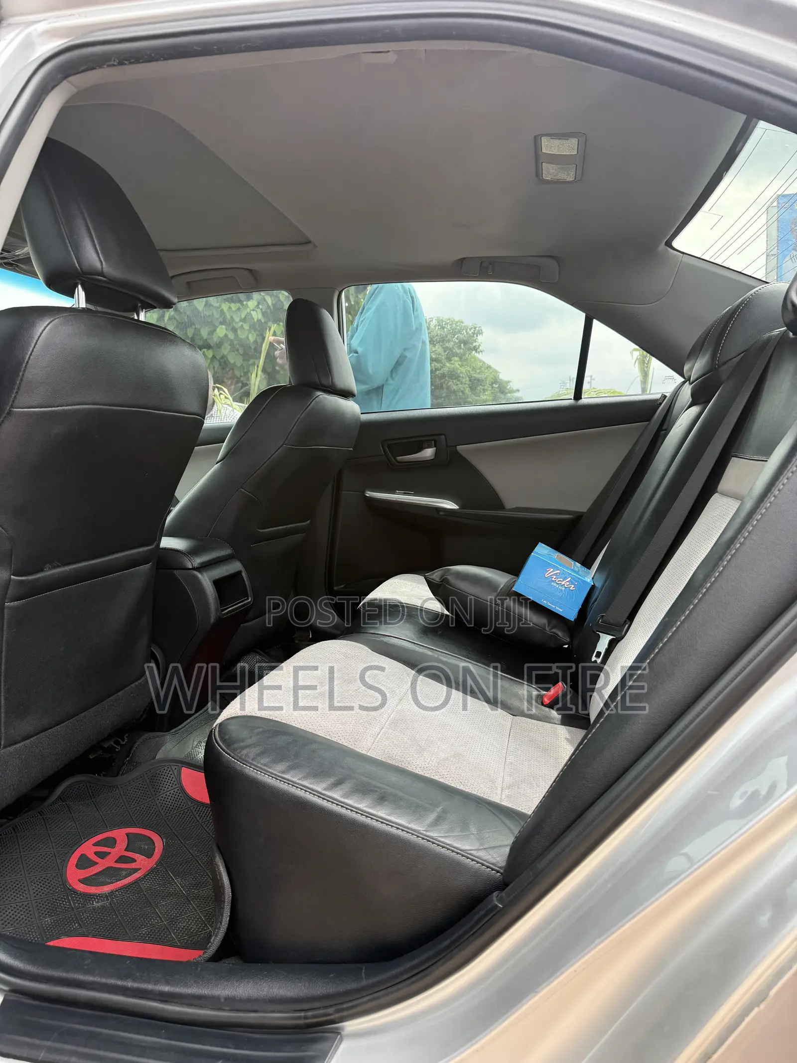Toyota Camry SE V6 4dr Sedan (3.5L 6cyl 6A) 2013 Silver