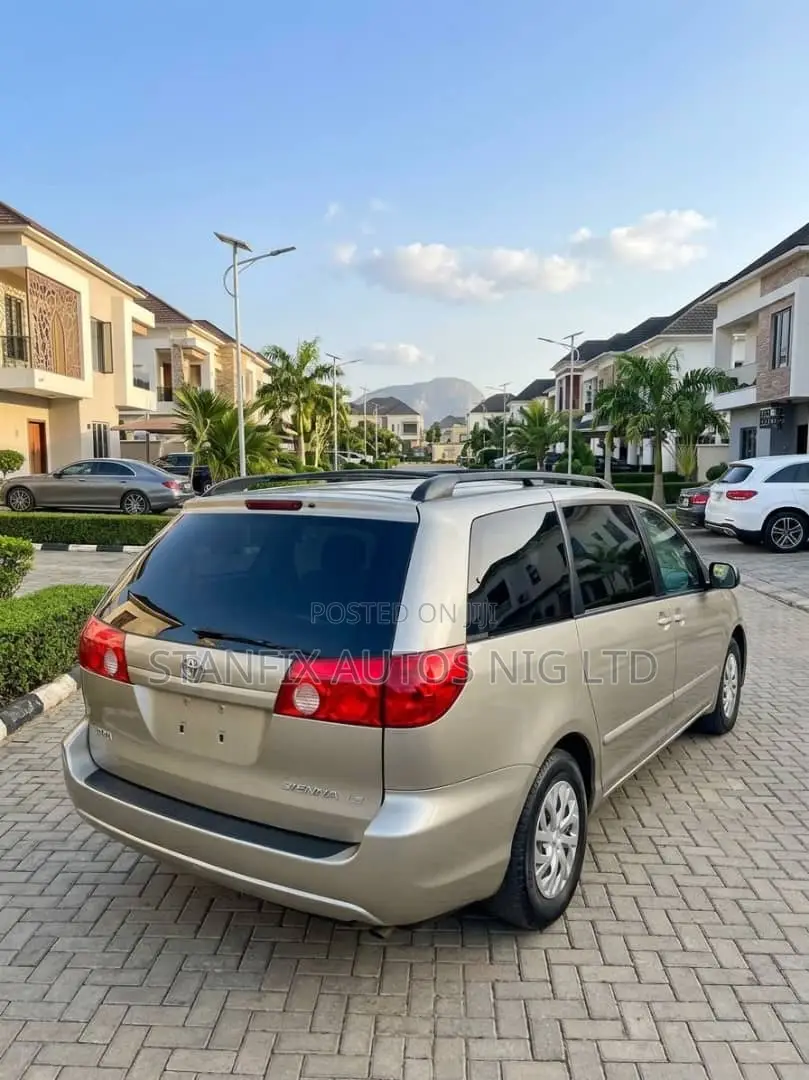 Toyota Sienna LE 2008 Gold