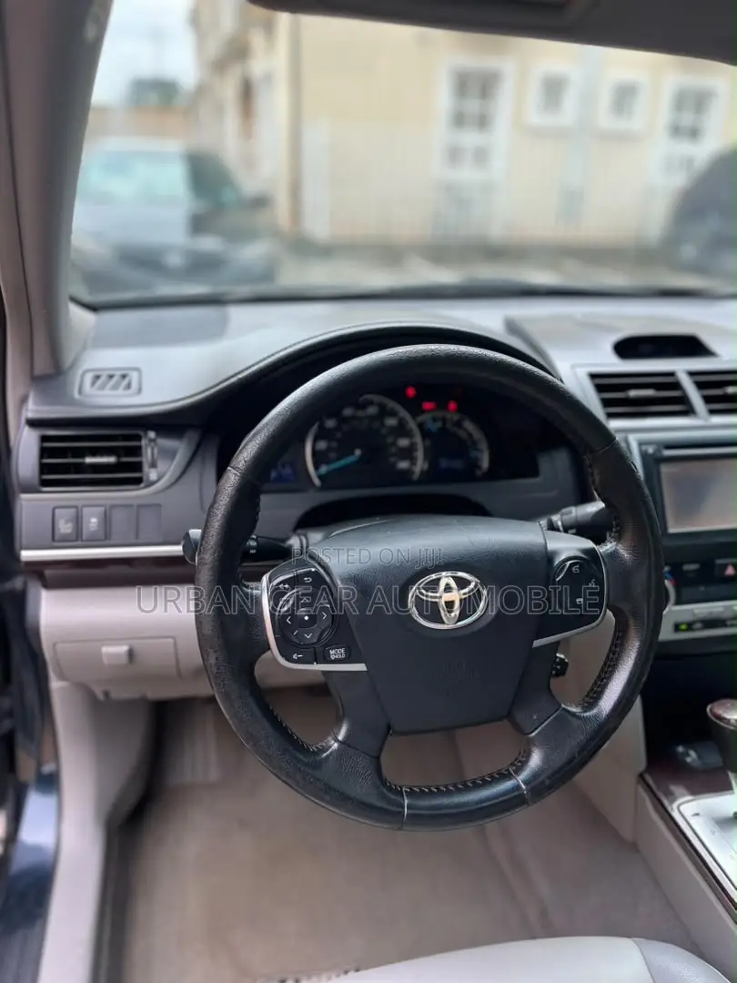 Toyota Camry XLE 4dr Sedan (2.5L 4cyl 6A) 2013 Gray