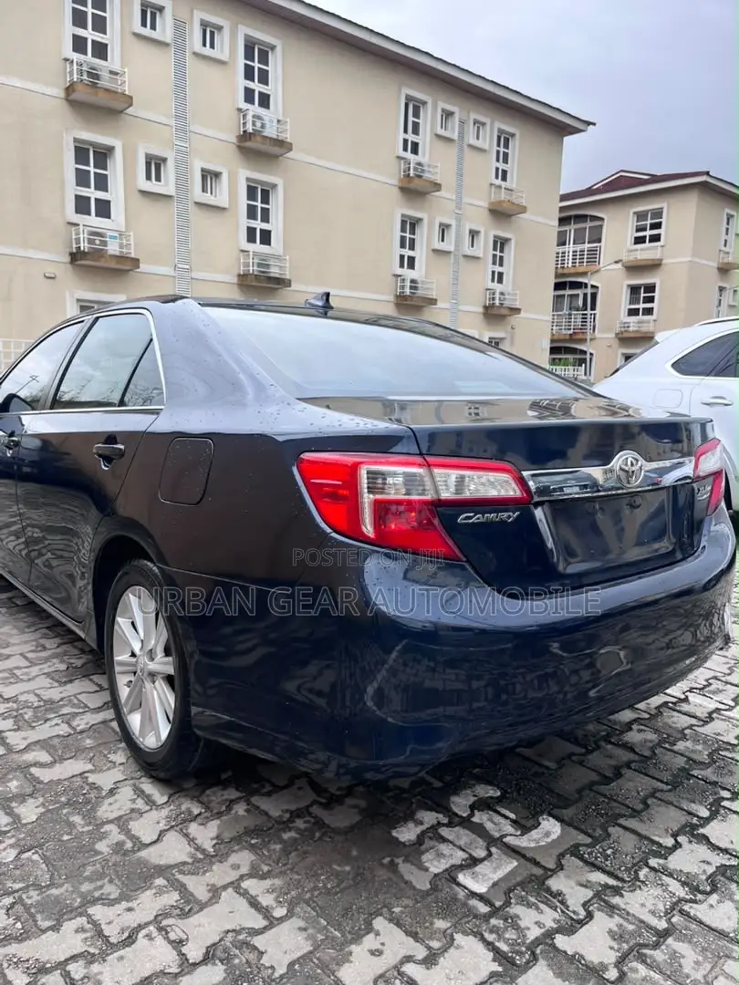 Toyota Camry XLE 4dr Sedan (2.5L 4cyl 6A) 2013 Gray