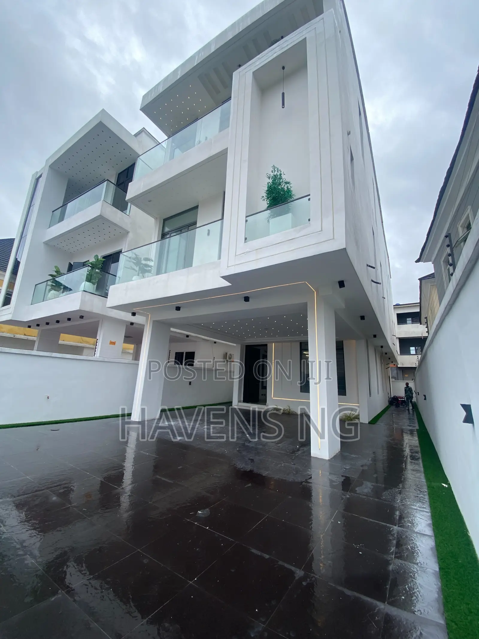 5bdrm Duplex in Chevron for sale