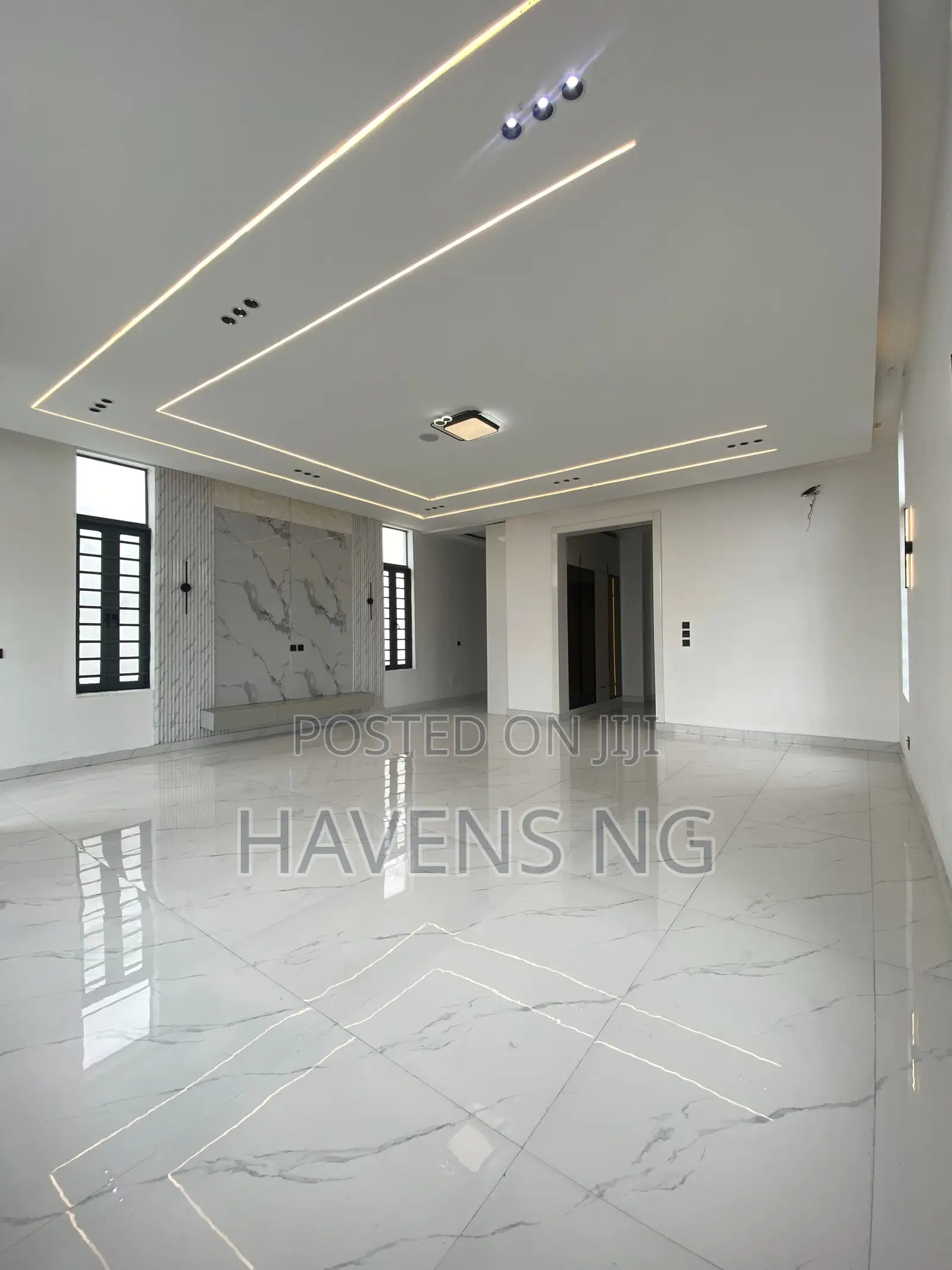 5bdrm Duplex in Chevron for sale