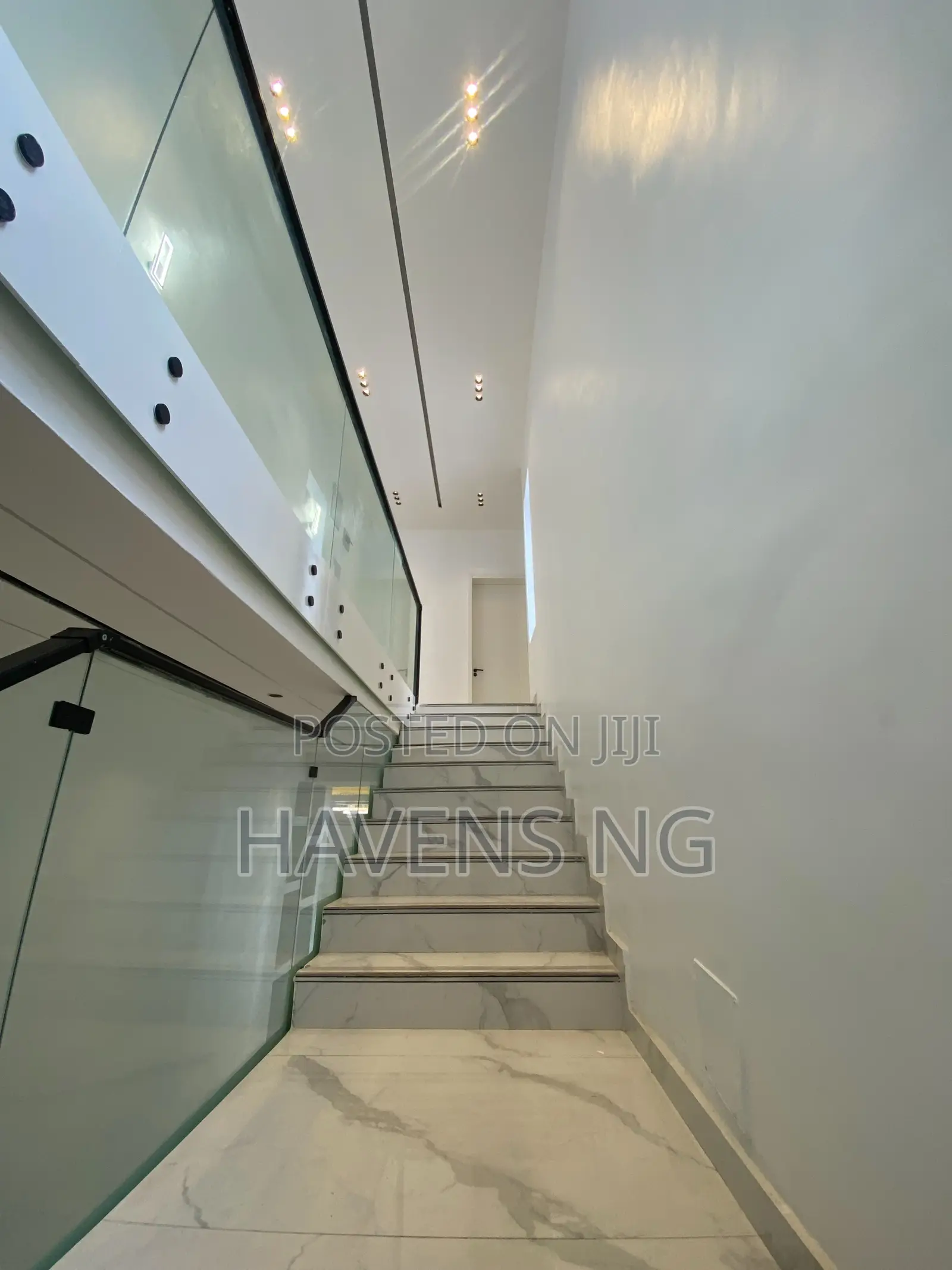 5bdrm Duplex in Chevron for sale