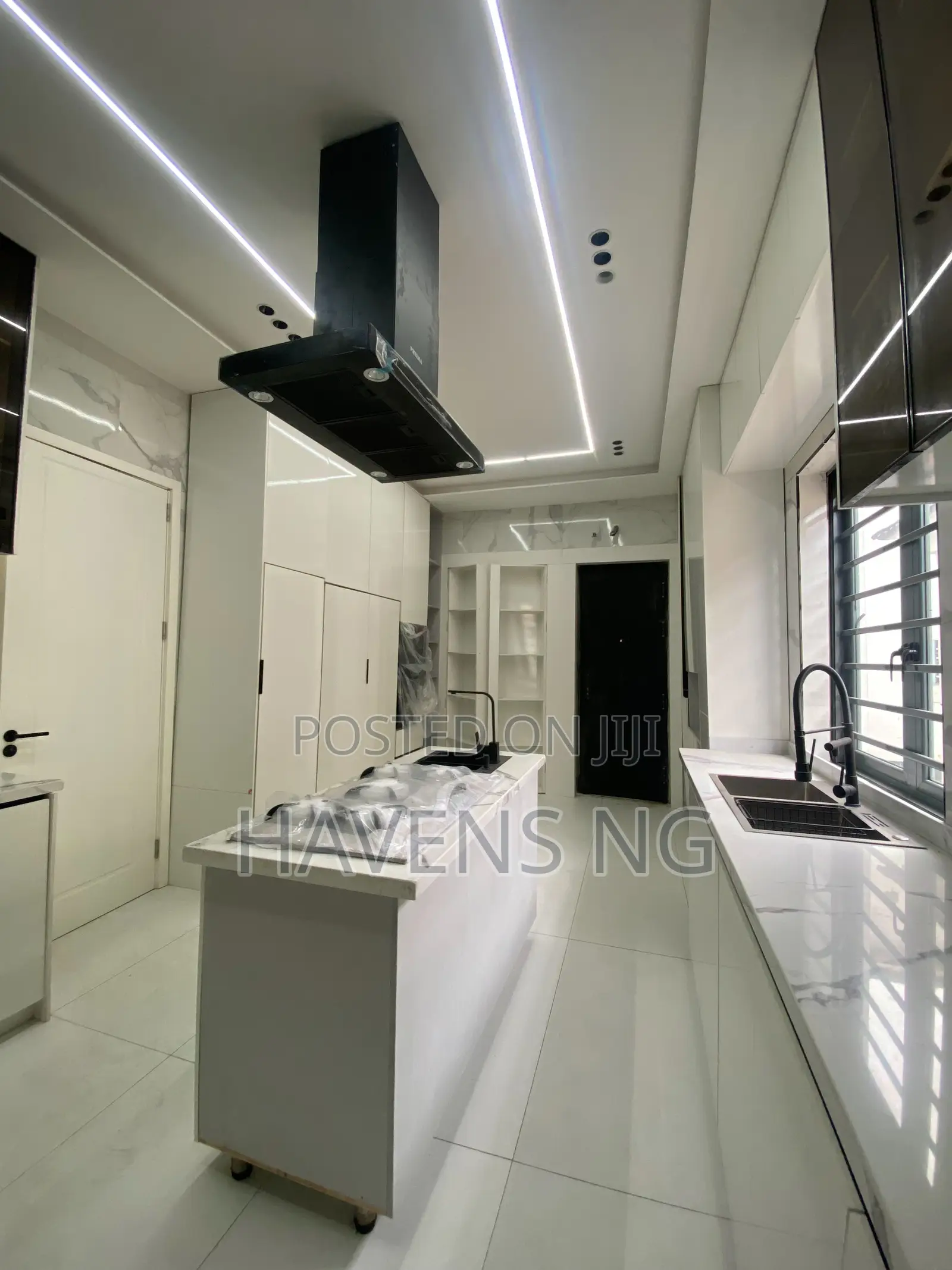 5bdrm Duplex in Chevron for sale