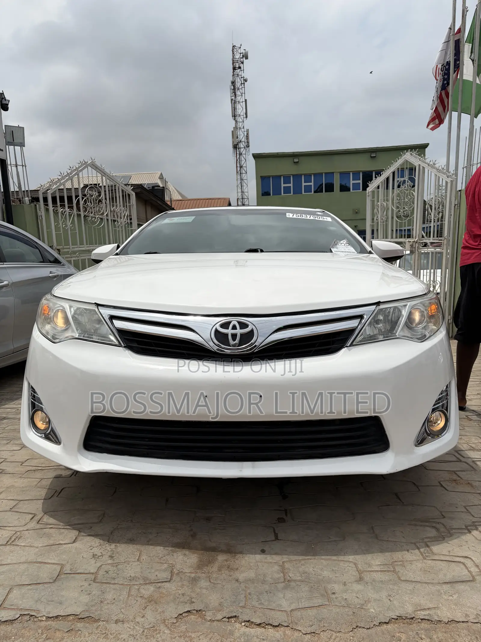 Toyota Camry XLE V6 4dr Sedan (3.5L 6cyl 6A) 2012 White