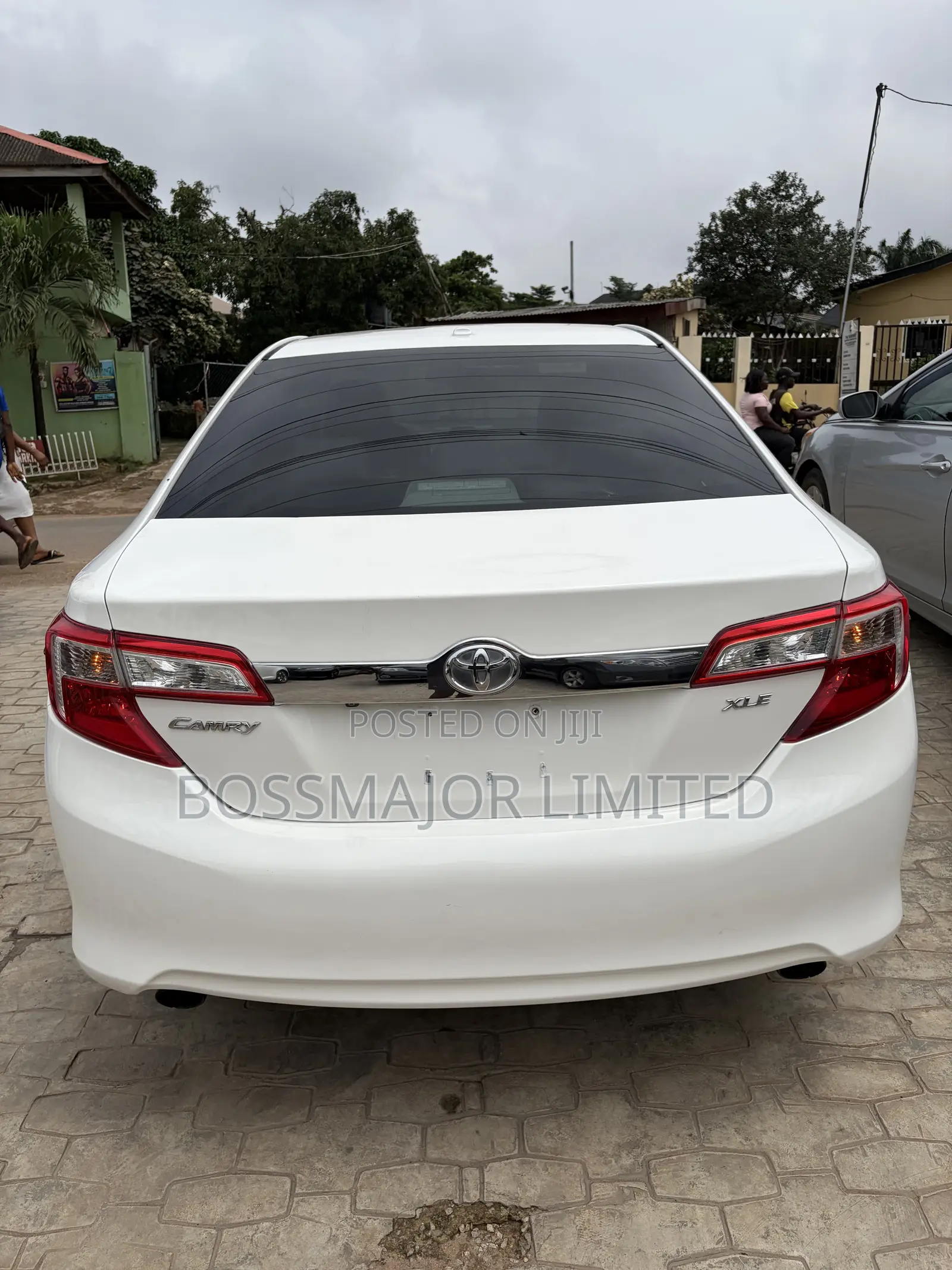 Toyota Camry XLE V6 4dr Sedan (3.5L 6cyl 6A) 2012 White