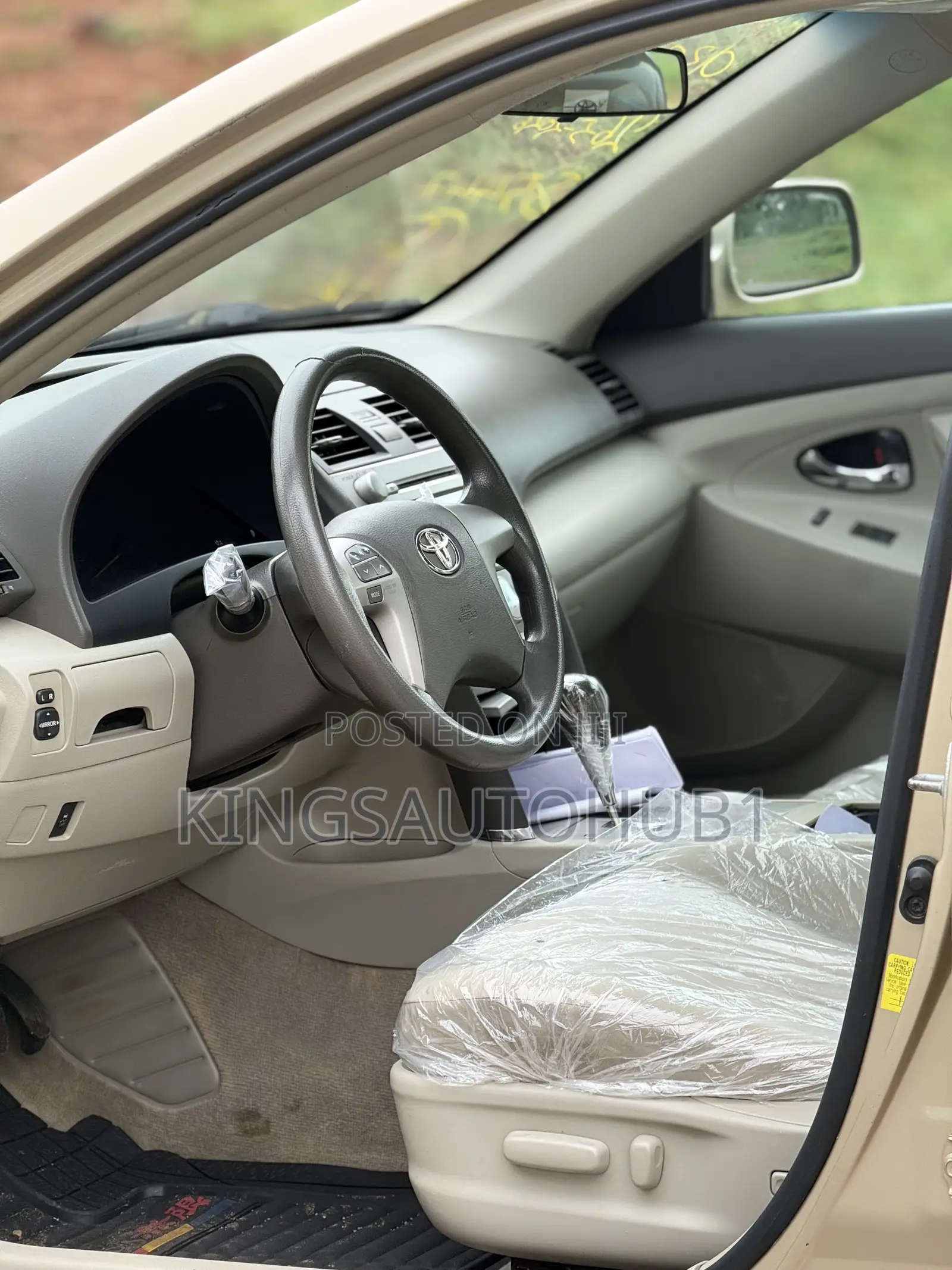 Toyota Camry LE 4dr Sedan (2.5L 4cyl 6A) 2012 Gold