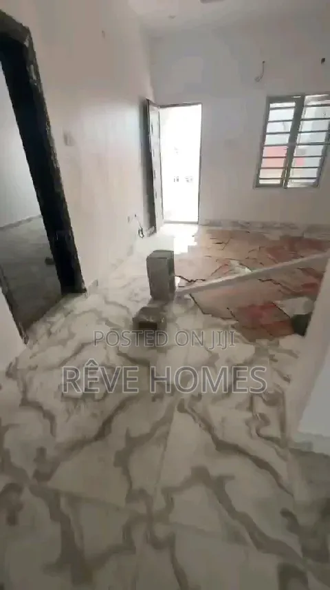 2bdrm Block of Flats in CHallenge / Mushin for rent