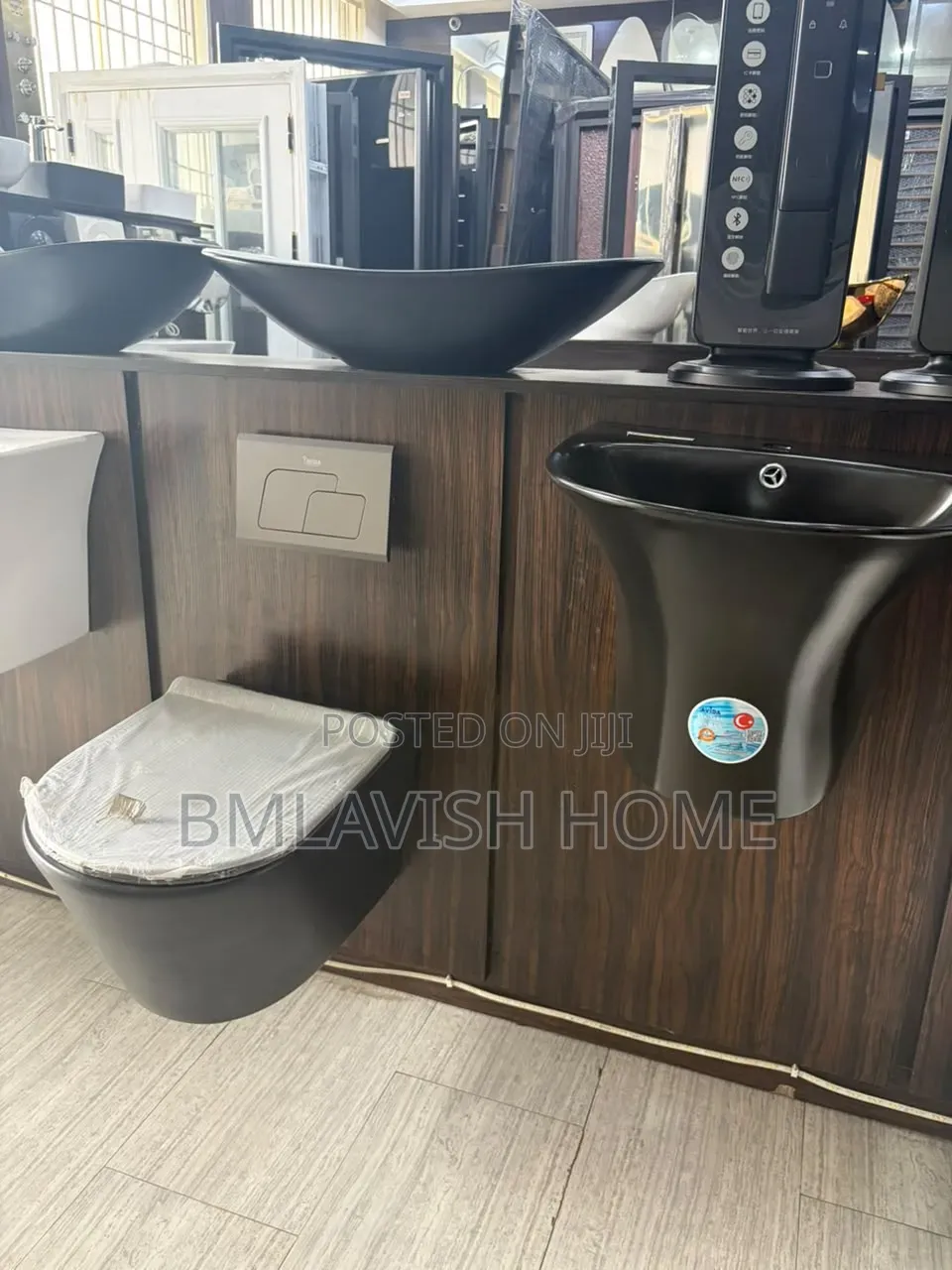 Dubai Black Set Concealed Toilet Seat