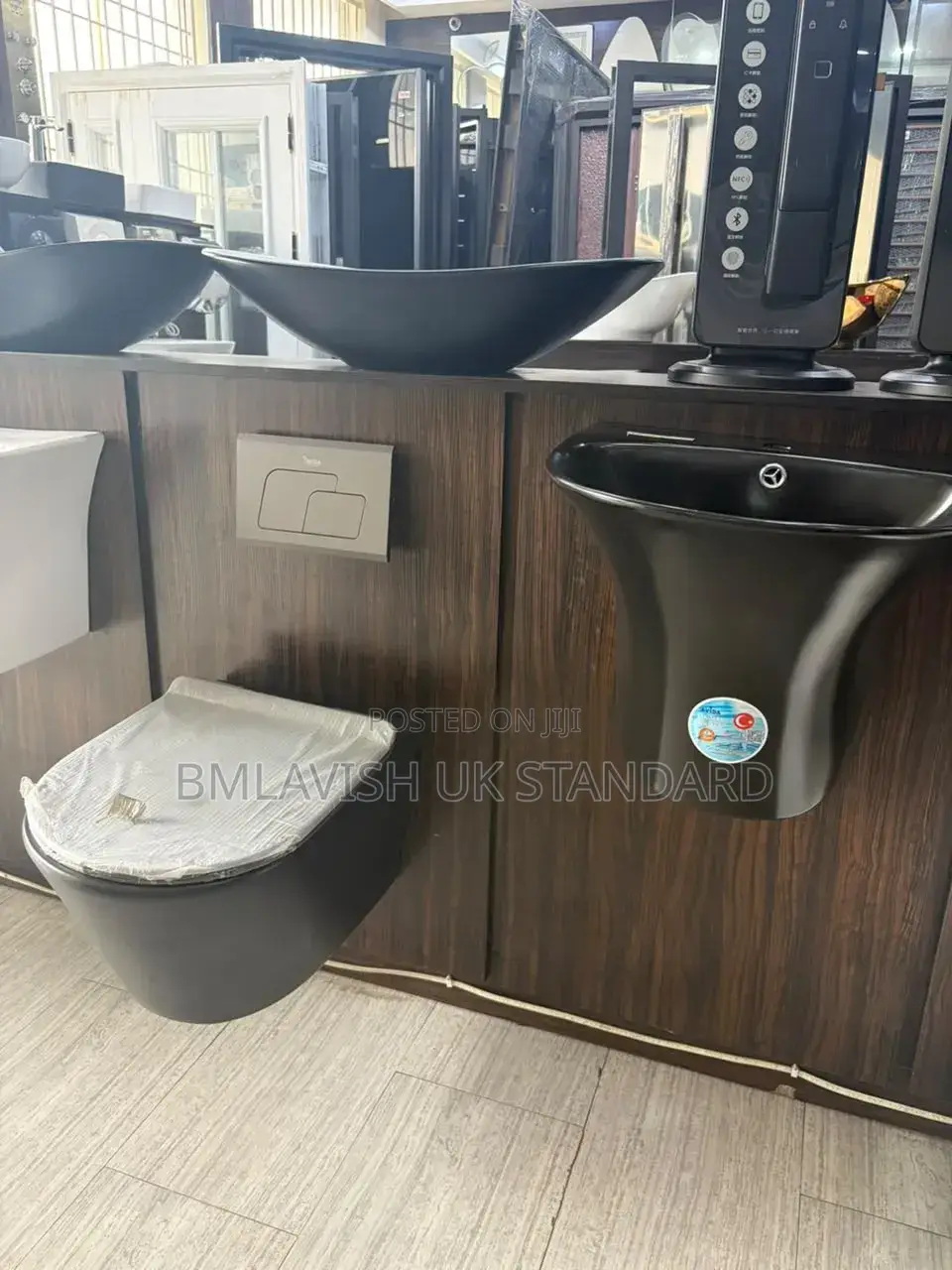 Dubai Black Set Concealed Toilet Seat