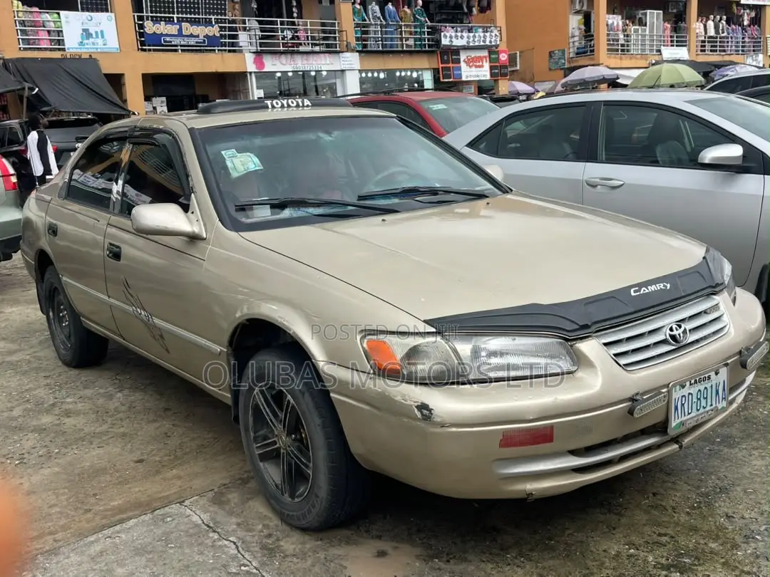 Toyota Camry Automatic 1999 Gold