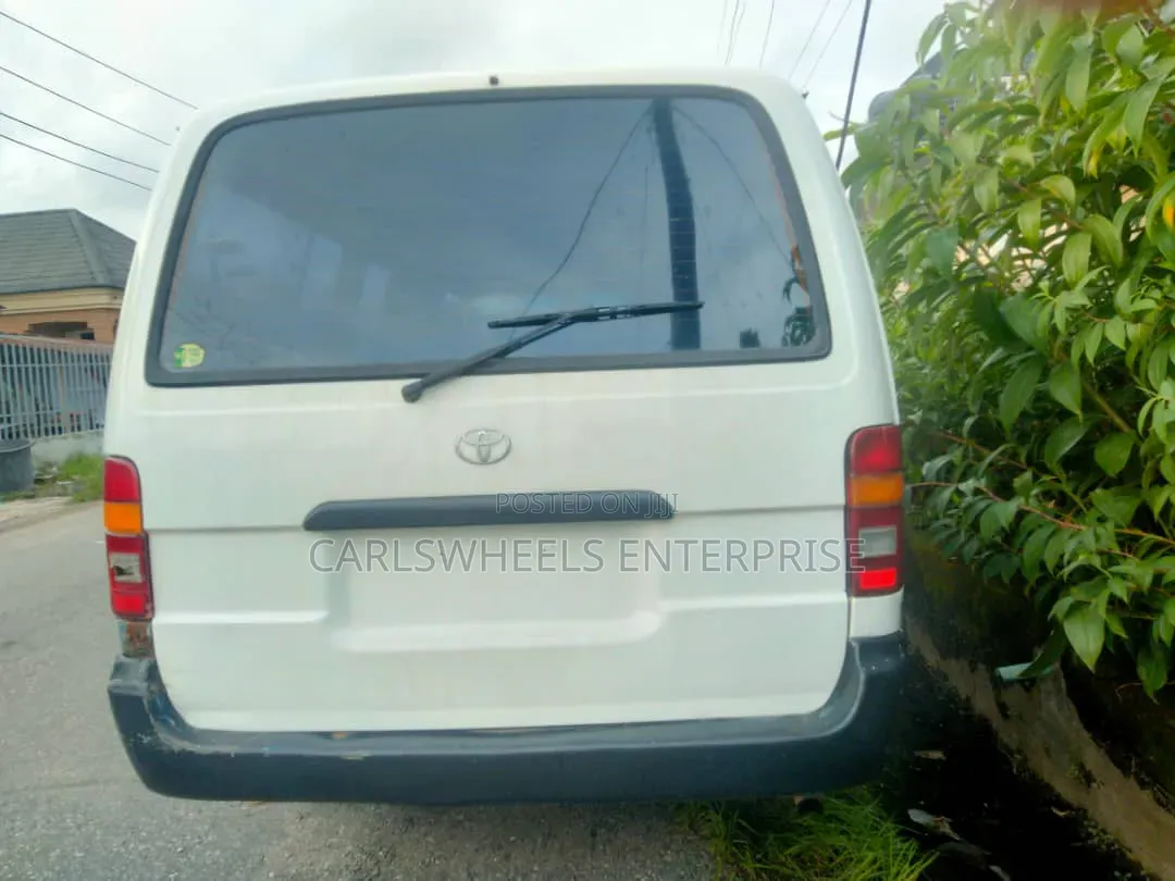 Toyota HiAce 2002 White