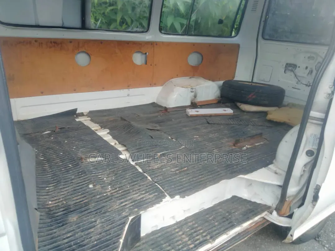 Toyota HiAce 2002 White