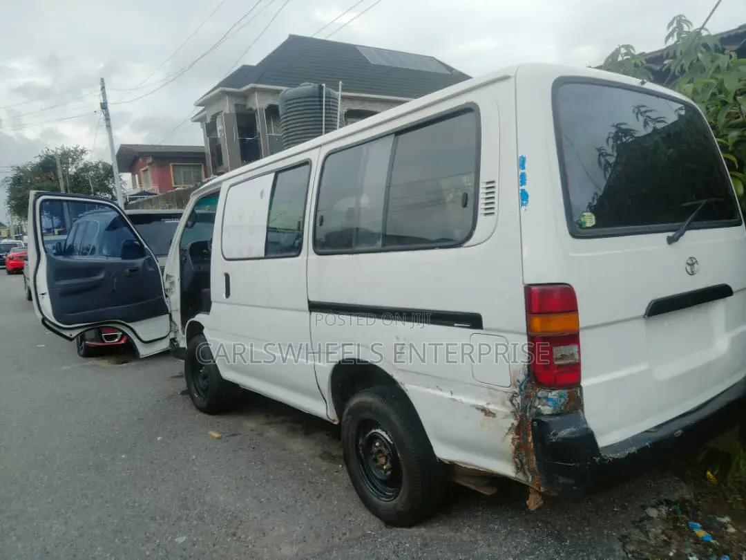 Toyota HiAce 2002 White