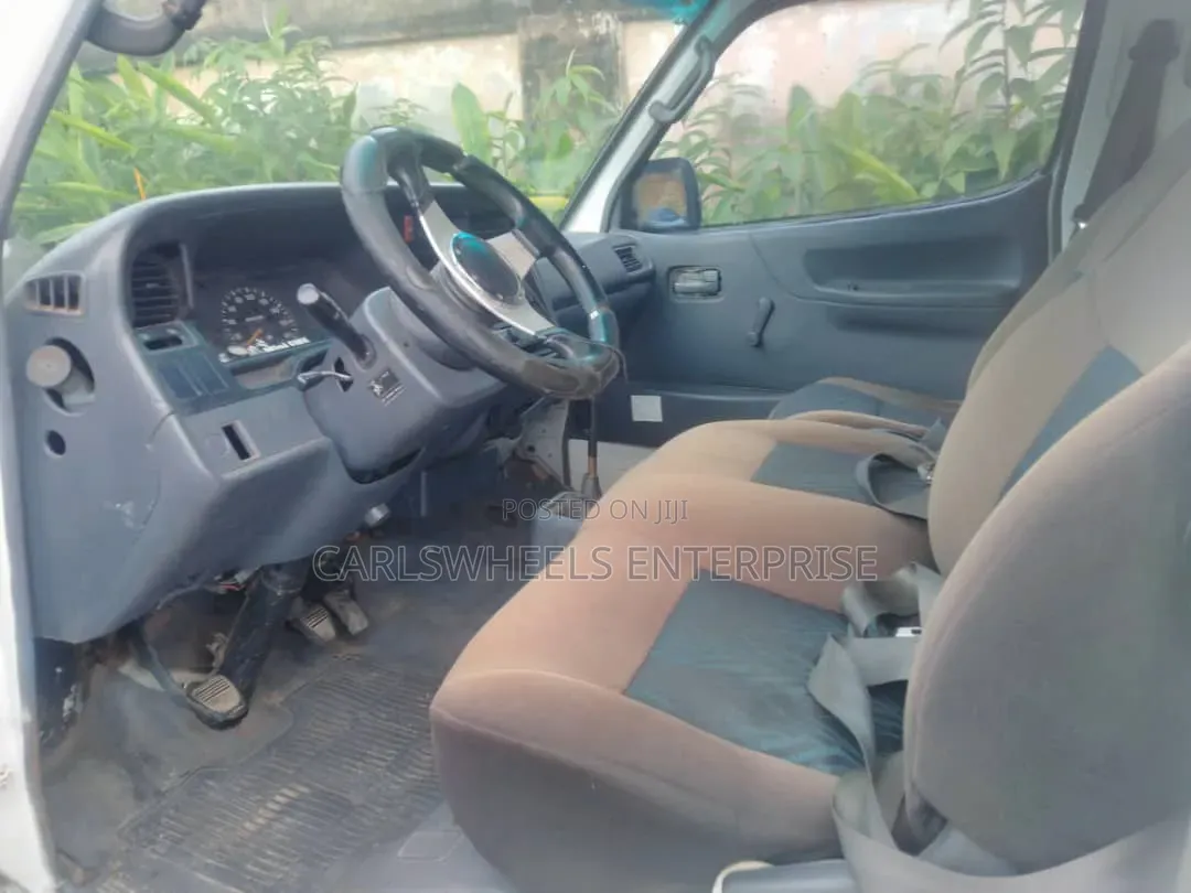 Toyota HiAce 2002 White