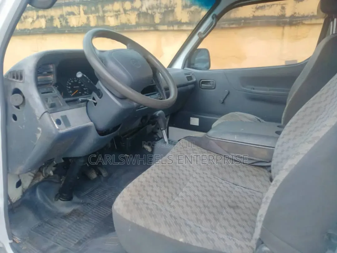 Toyota HiAce 2003 White