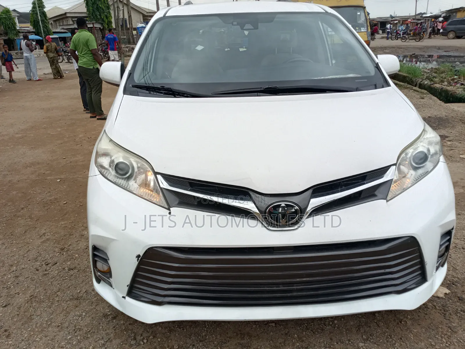 Toyota Sienna LE AWD 2019 White