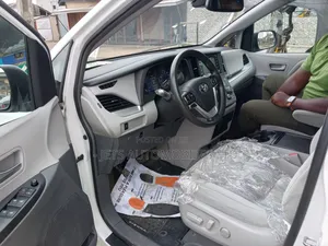 Toyota Sienna LE AWD 2019 White