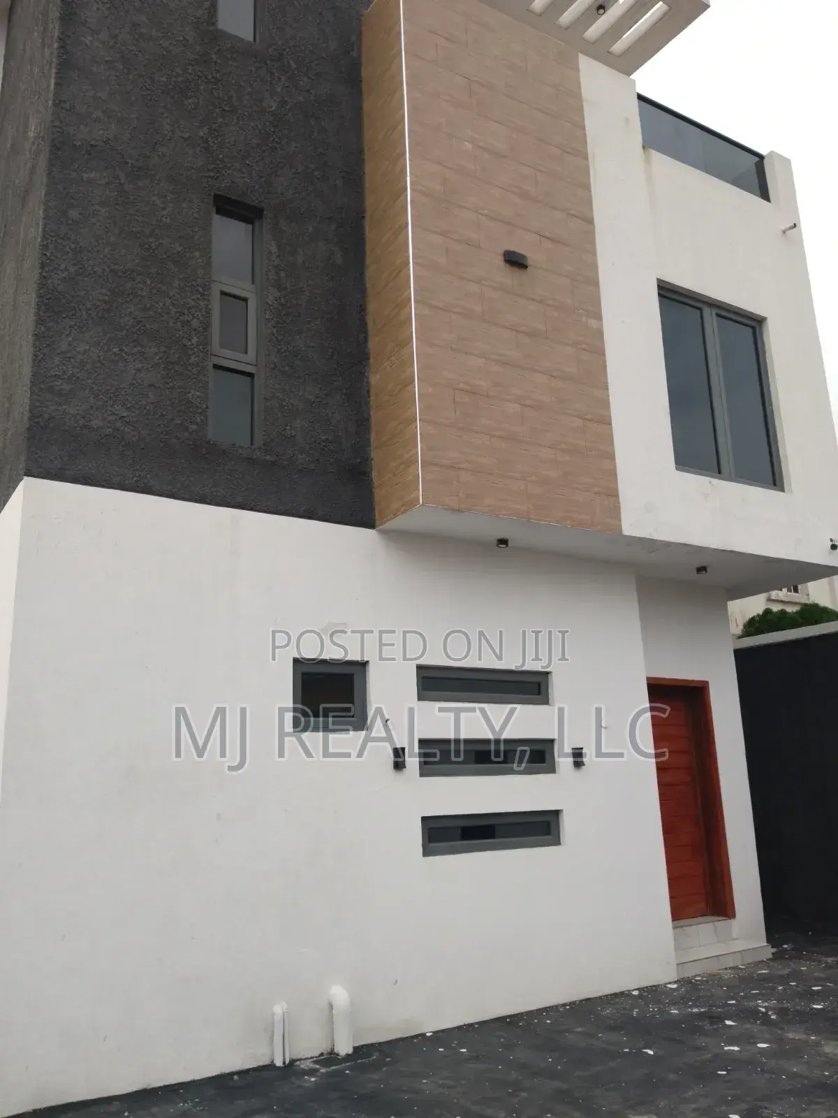 5bdrm Duplex in Phase 2 for sale