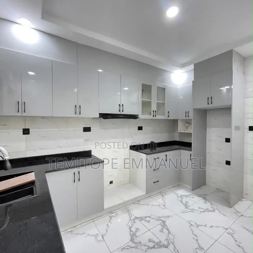 Furnished 4bdrm Duplex in Anthony Village for sale