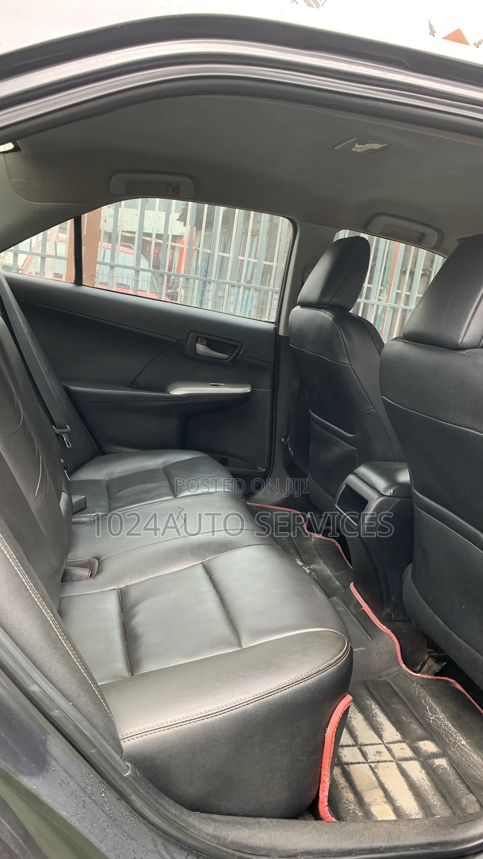 Toyota Camry SE 4dr Sedan (2.5L 4cyl 6A) 2012 Gray
