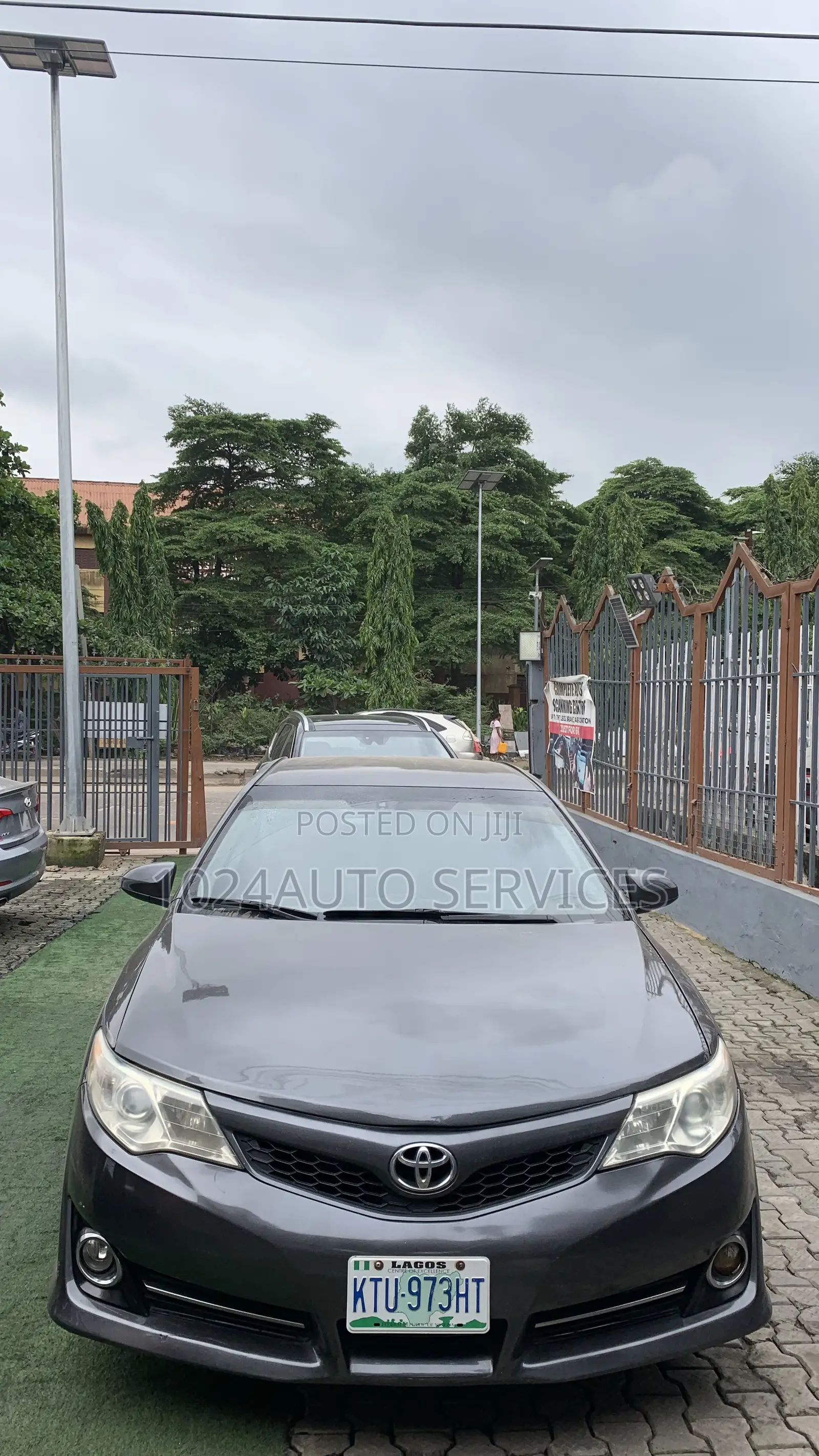 Toyota Camry SE 4dr Sedan (2.5L 4cyl 6A) 2012 Gray