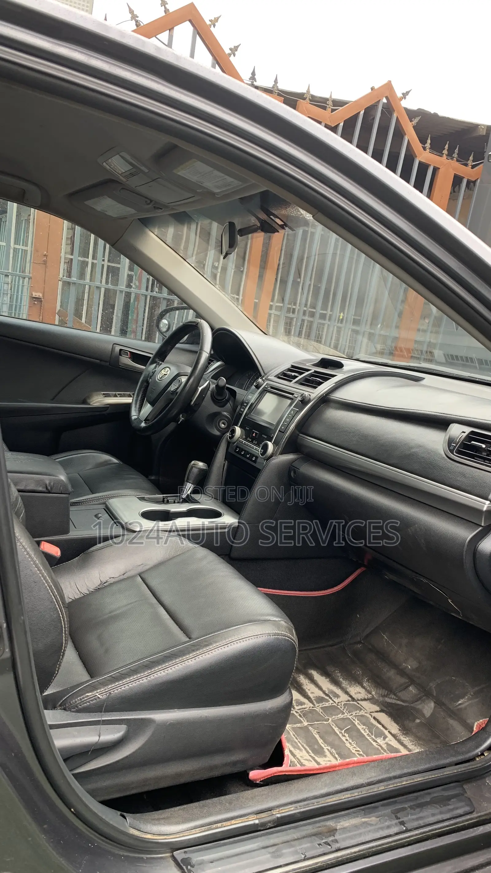Toyota Camry SE 4dr Sedan (2.5L 4cyl 6A) 2012 Gray