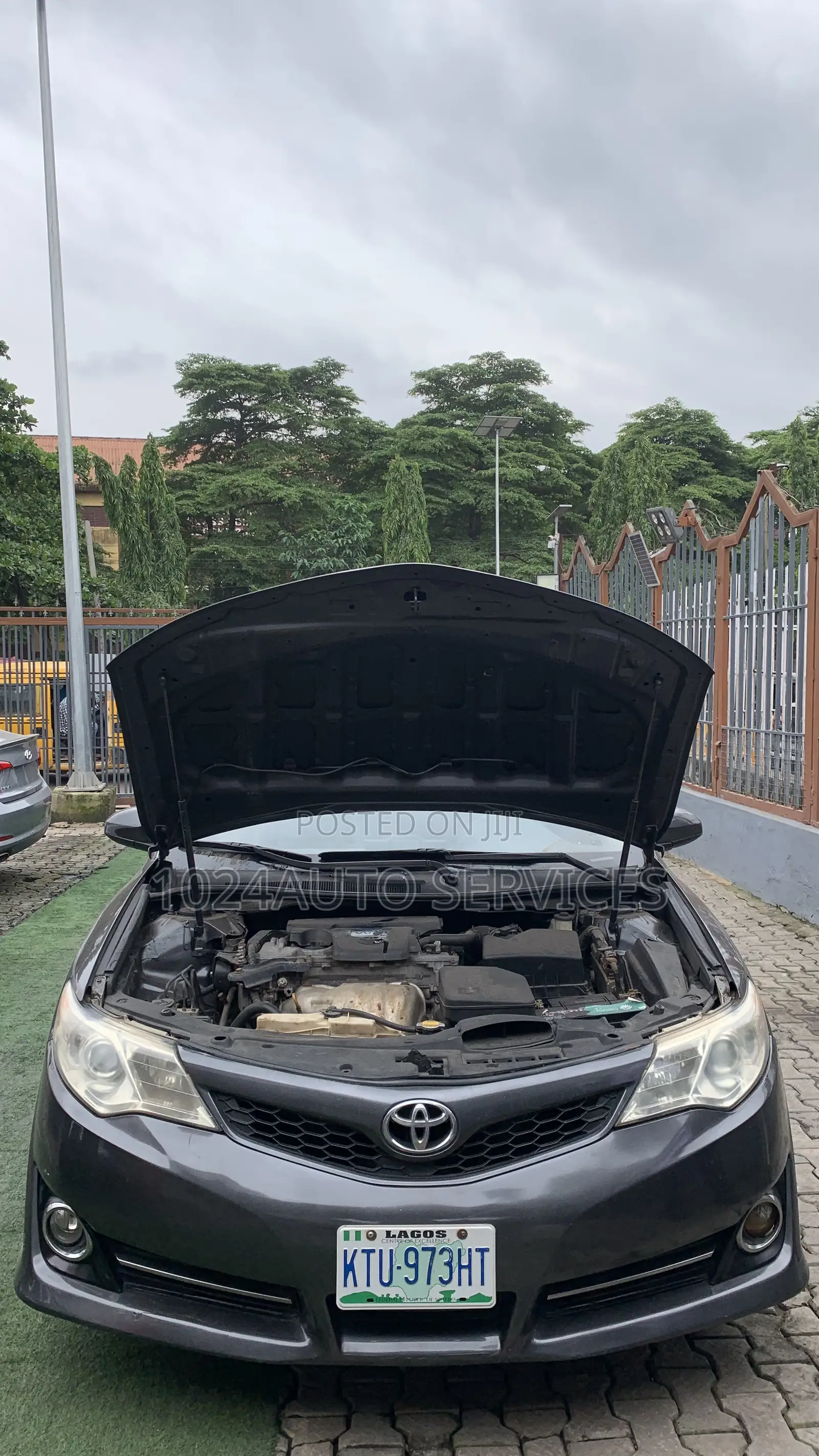 Toyota Camry SE 4dr Sedan (2.5L 4cyl 6A) 2012 Gray