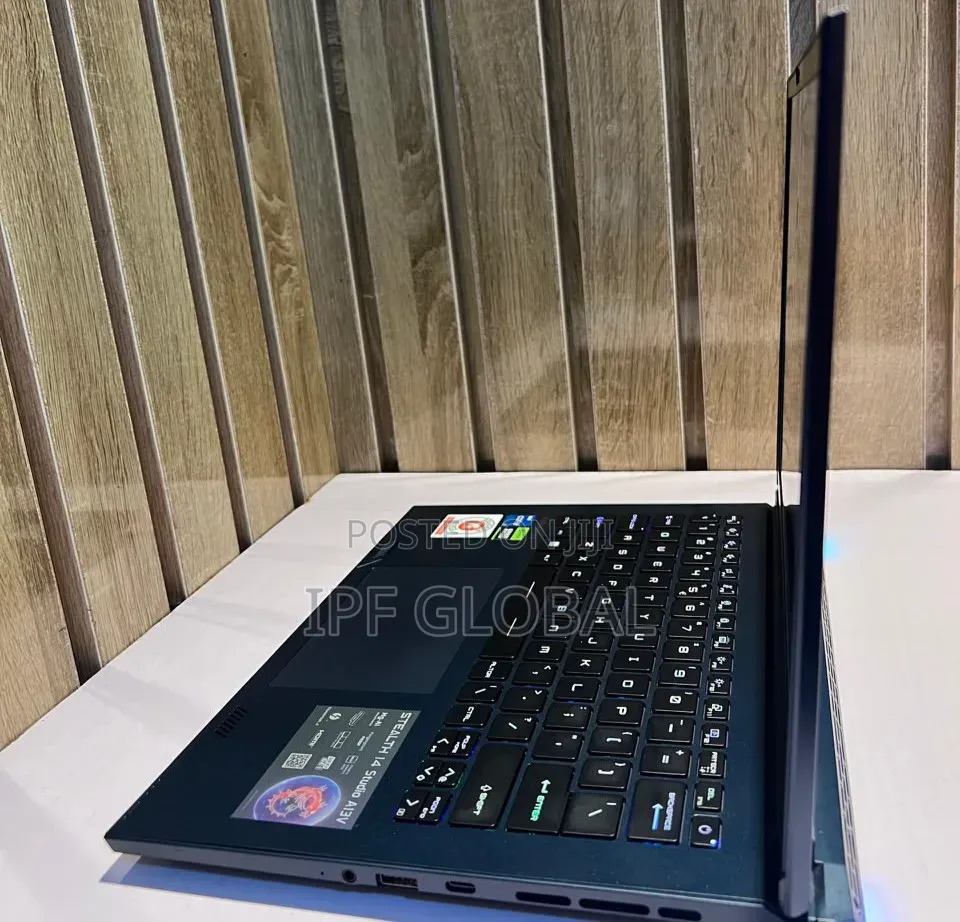 Laptop MSI Stealth 14 Studio A13VF 32GB Intel Core i7 SSD 1T