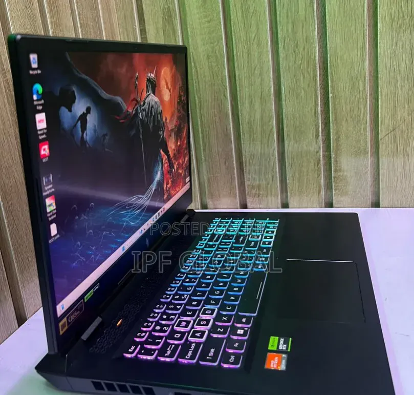 Laptop Acer Nitro V 17 16GB AMD Ryzen 7 SSD 1T