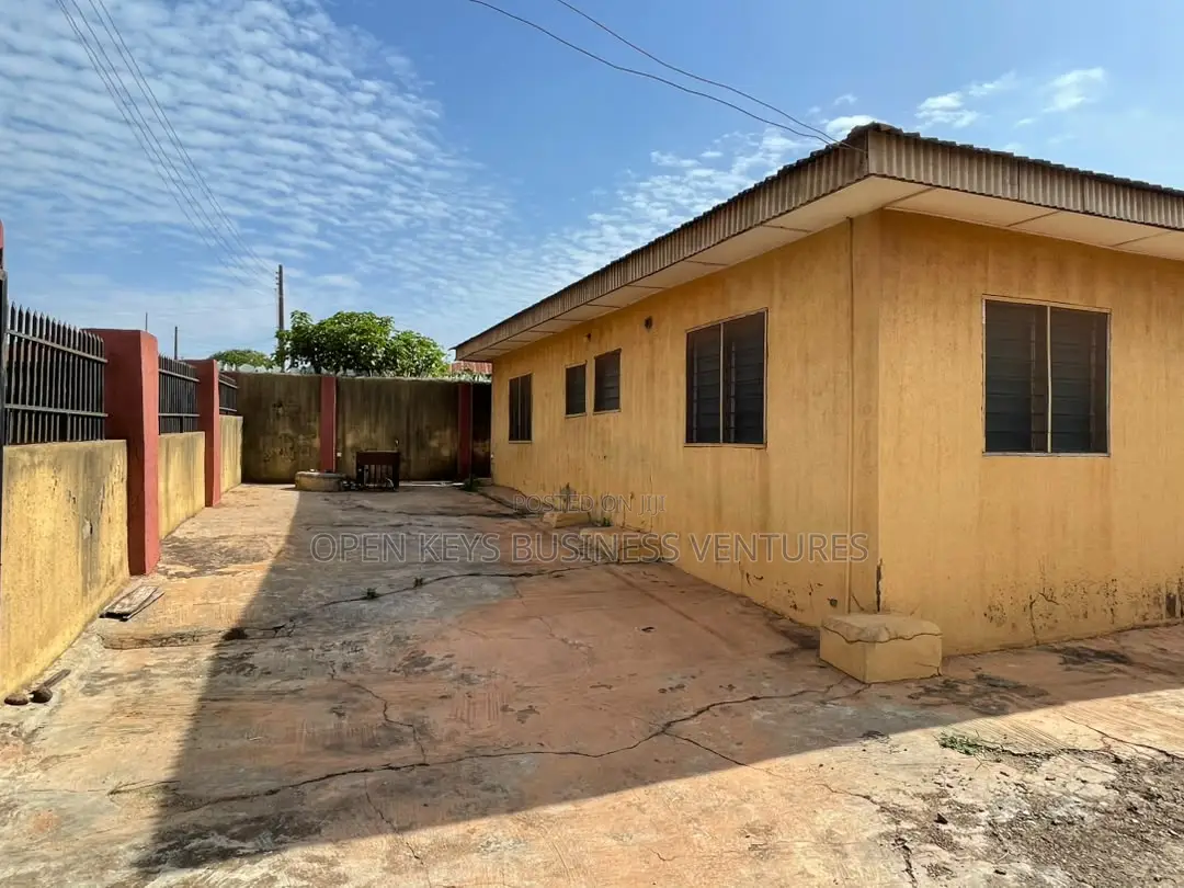 3bdrm Bungalow in Elewuro, Akobo for sale