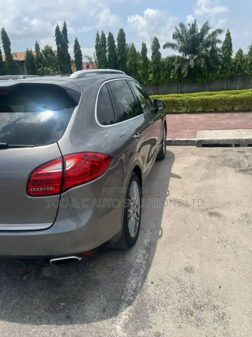 Porsche Cayenne 2012 Gray