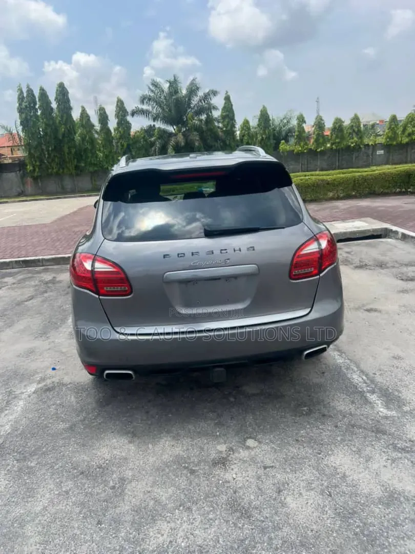 Porsche Cayenne 2012 Gray
