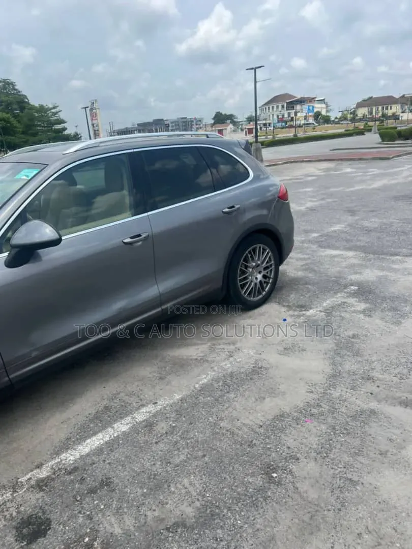 Porsche Cayenne 2012 Gray
